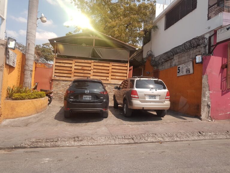 5 Coins Restaurant - Petionville - Storefront
